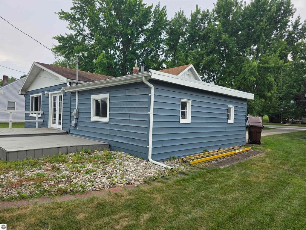 Image 4 of property listing at 118 Davis Street, St Louis, MI 48880