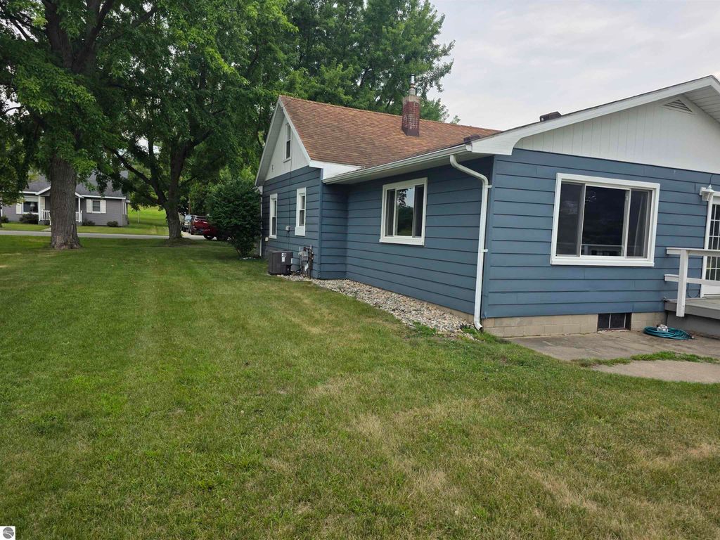 Image 5 of property listing at 118 Davis Street, St Louis, MI 48880