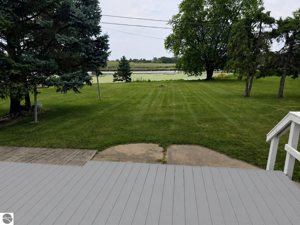 Image 6 of property listing at 118 Davis Street, St Louis, MI 48880