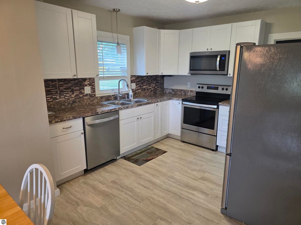 Image 7 of property listing at 118 Davis Street, St Louis, MI 48880