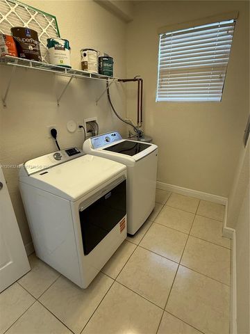 9762 NW 8th Ter, Miami, FL 33172