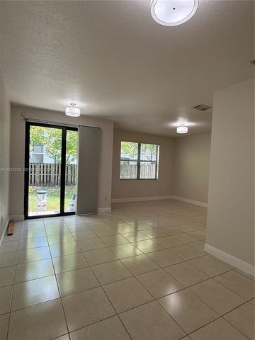 9762 NW 8th Ter, Miami, FL 33172
