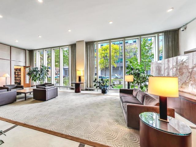 3550 N Lake Shore Drive 1011, Chicago, IL 60657