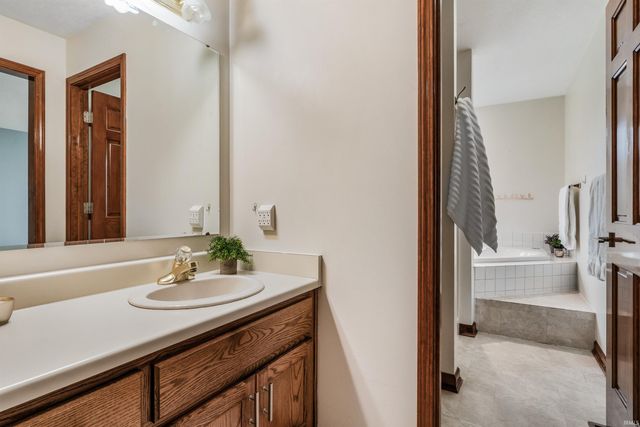 2020 Deer Lodge Place, Fort Wayne, IN 46818