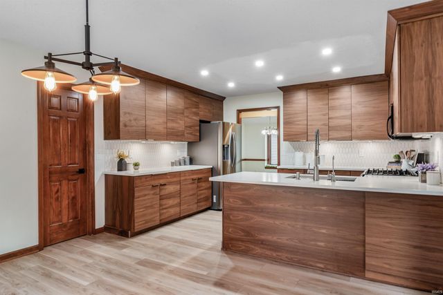 2020 Deer Lodge Place, Fort Wayne, IN 46818