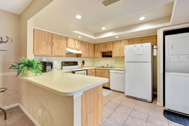 1558 Shaker Circle, Wellington, FL 33414