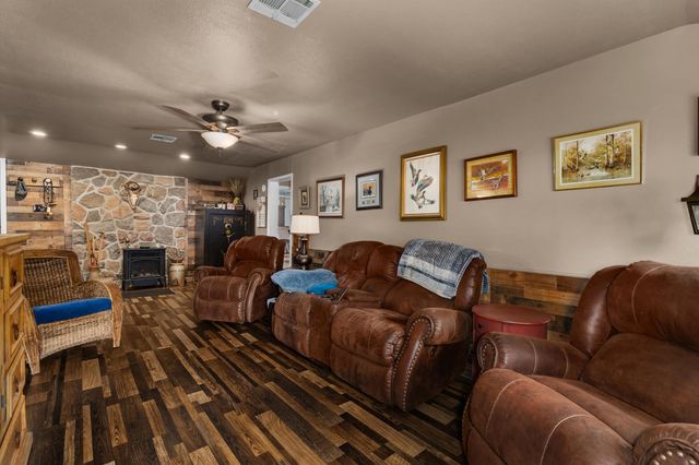 226 County Rd 184, Carthage, TX 75633