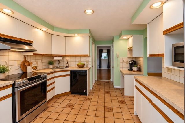 14 Cunningham Dr, Framingham, MA 01701