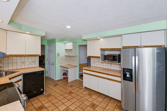 14 Cunningham Dr, Framingham, MA 01701