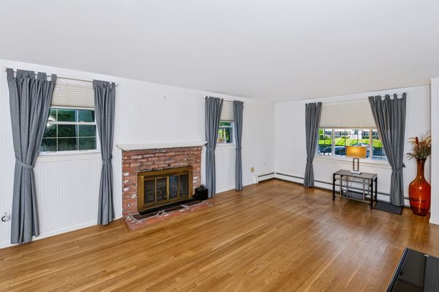 14 Cunningham Dr, Framingham, MA 01701
