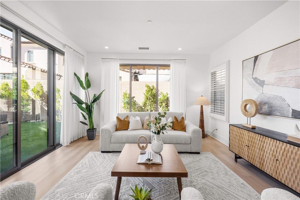 Image 20 of property listing at 217 Piazza, Irvine, CA 92602