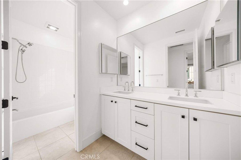 Image 39 of property listing at 217 Piazza, Irvine, CA 92602