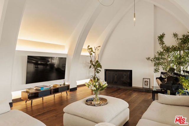 8856 Appian Way, Los Angeles, CA 90046