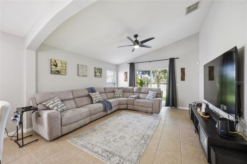 Image 12 of property listing at 11625 GREAT COMMISSION WAY, Orlando, FL 32832