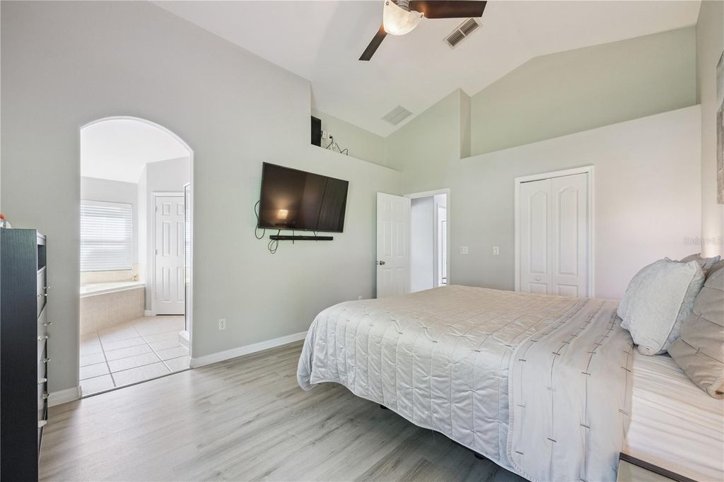 Image 18 of property listing at 11625 GREAT COMMISSION WAY, Orlando, FL 32832