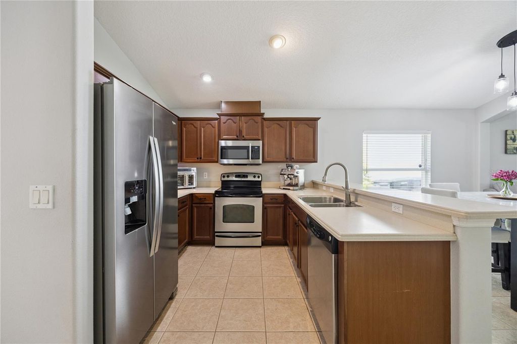 Image 7 of property listing at 11625 GREAT COMMISSION WAY, Orlando, FL 32832