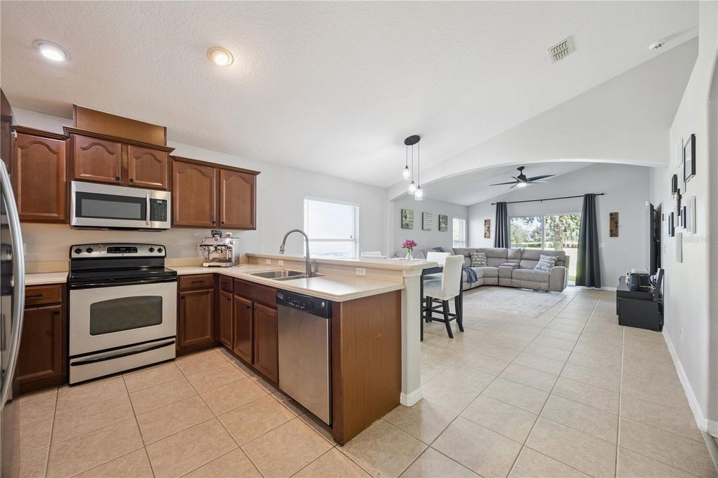 Image 8 of property listing at 11625 GREAT COMMISSION WAY, Orlando, FL 32832