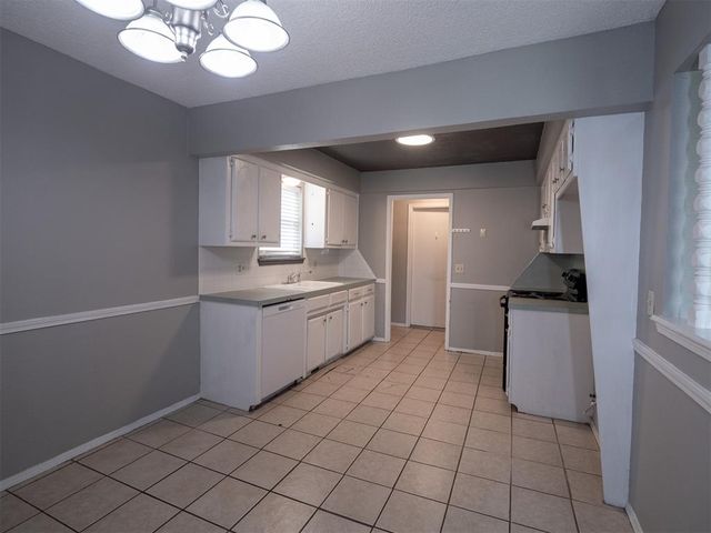 1112 SE 8th Street, Moore, OK 73160