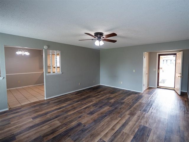 1112 SE 8th Street, Moore, OK 73160