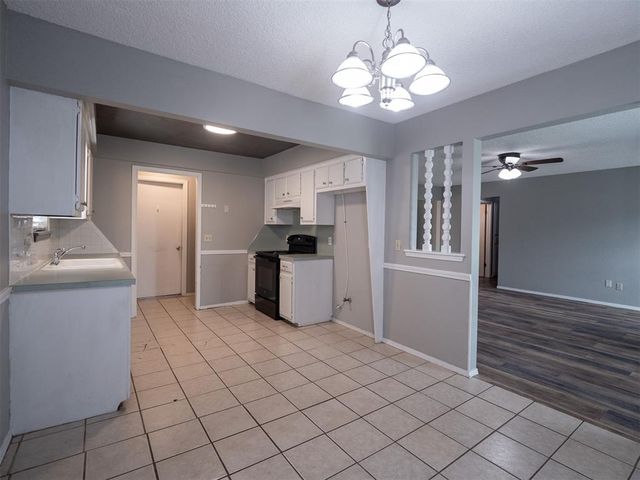 1112 SE 8th Street, Moore, OK 73160