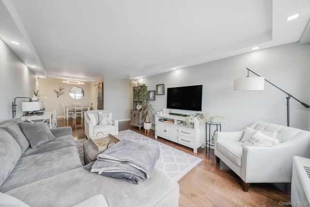 10230 66th Road 21H, Forest Hills, NY 11375