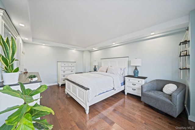 10230 66th Road 21H, Forest Hills, NY 11375