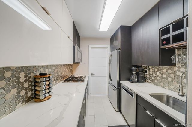 10230 66th Road 21H, Forest Hills, NY 11375
