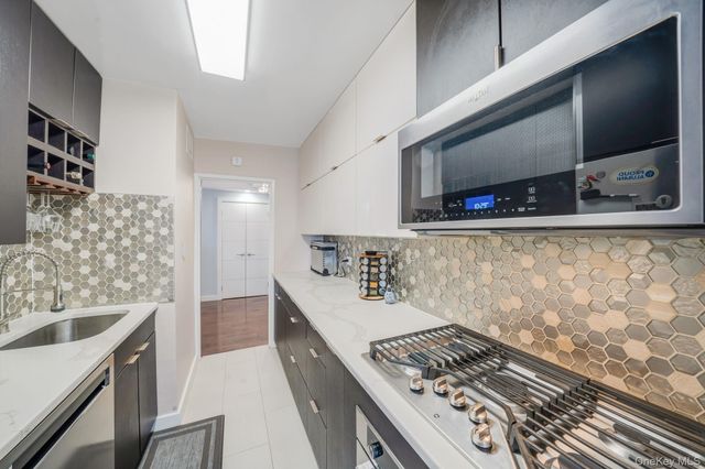 10230 66th Road 21H, Forest Hills, NY 11375