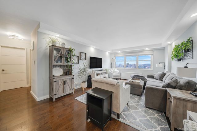 10230 66th Road 21H, Forest Hills, NY 11375