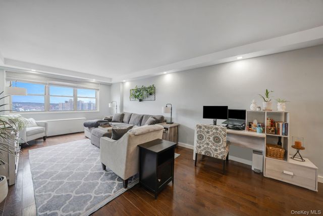 10230 66th Road 21H, Forest Hills, NY 11375