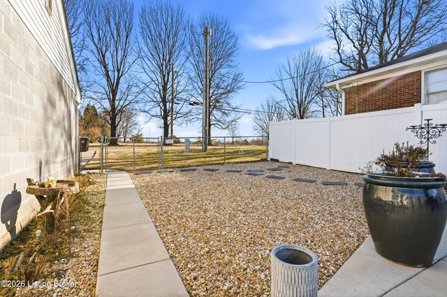 1038 Trevilian Way, Louisville, KY 40213