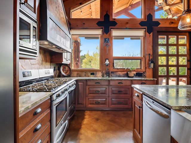 71 Nature Pointe Drive, Tijeras, NM 87059