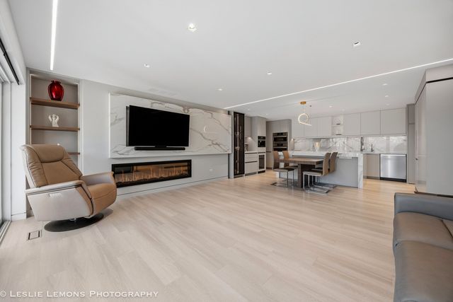 2 Oak Brook Club Drive C303, Oak Brook, IL 60523