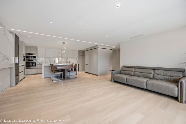 2 Oak Brook Club Drive C303, Oak Brook, IL 60523