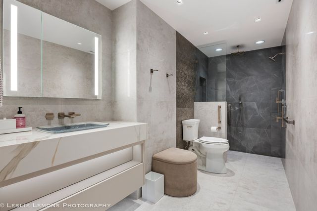 2 Oak Brook Club Drive C303, Oak Brook, IL 60523