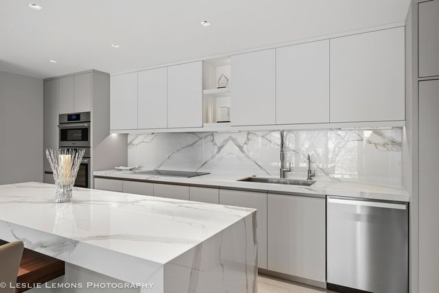 2 Oak Brook Club Drive C303, Oak Brook, IL 60523