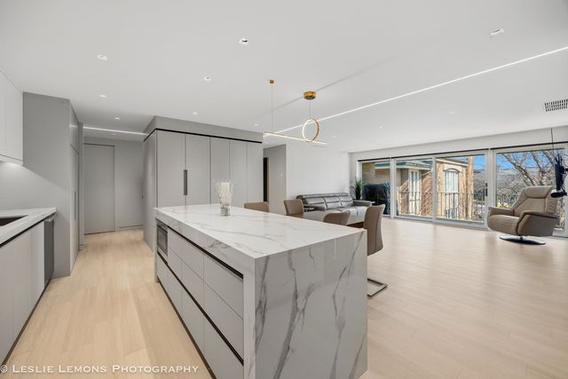 2 Oak Brook Club Drive C303, Oak Brook, IL 60523