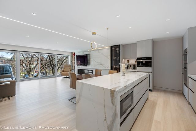 2 Oak Brook Club Drive C303, Oak Brook, IL 60523