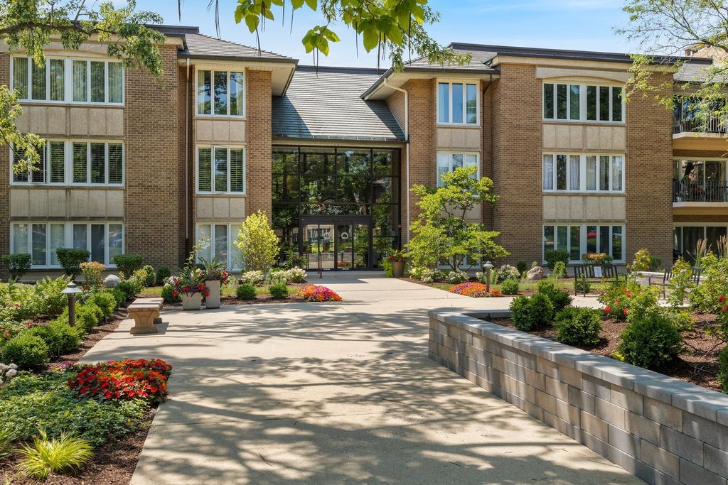 2 Oak Brook Club Drive C303, Oak Brook, IL 60523