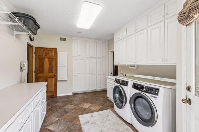 23 Scotch Pine Circle, Saint Paul, MN 55127