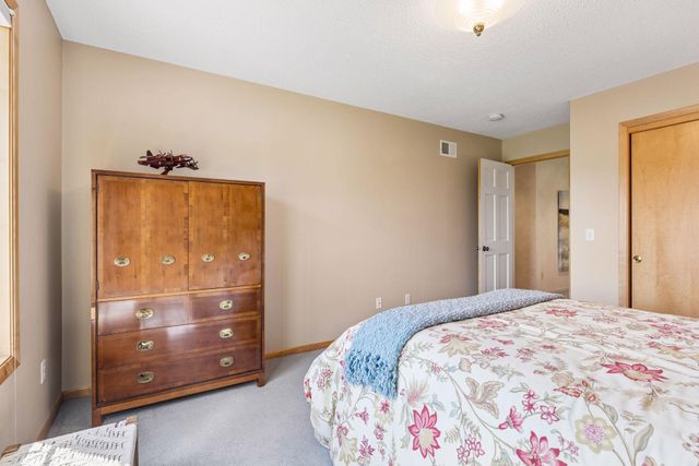23 Scotch Pine Circle, Saint Paul, MN 55127