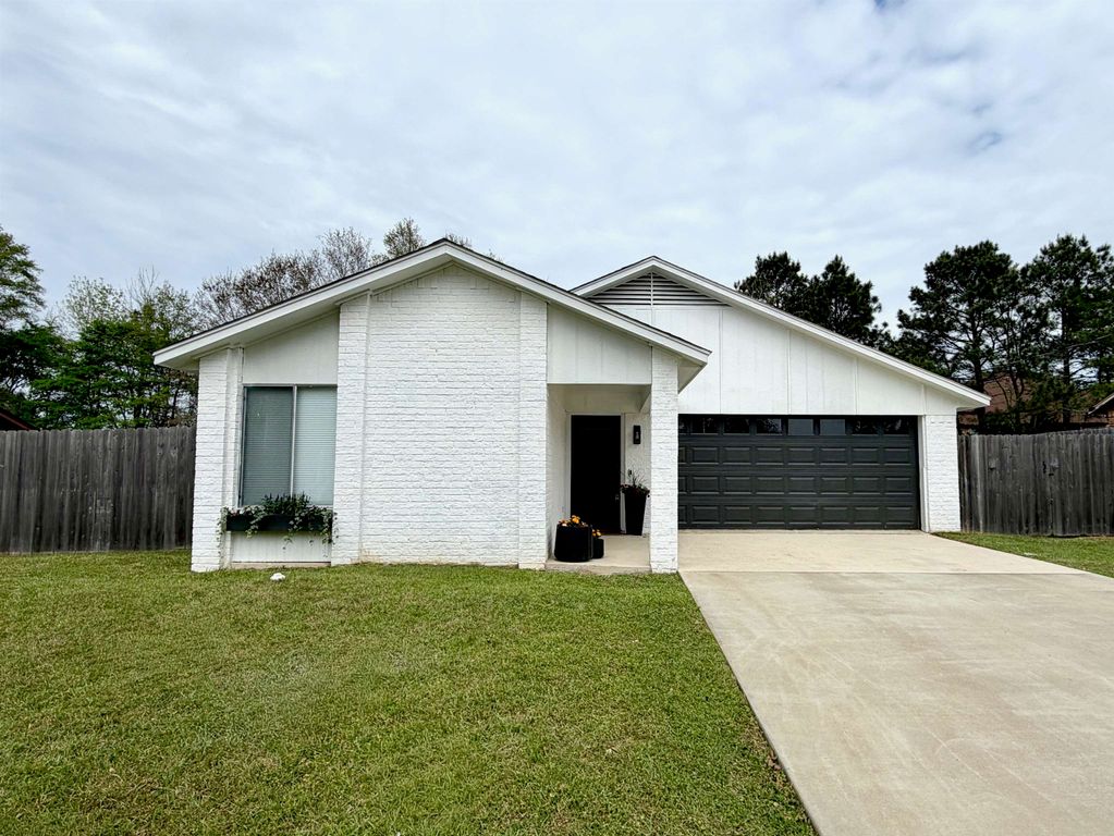 205 Yvonne Ln., Marshall, TX 75672