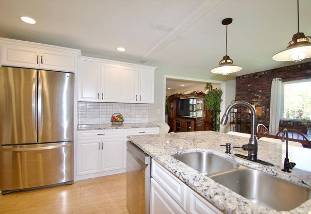 2 Barton St, Granby, MA 01033