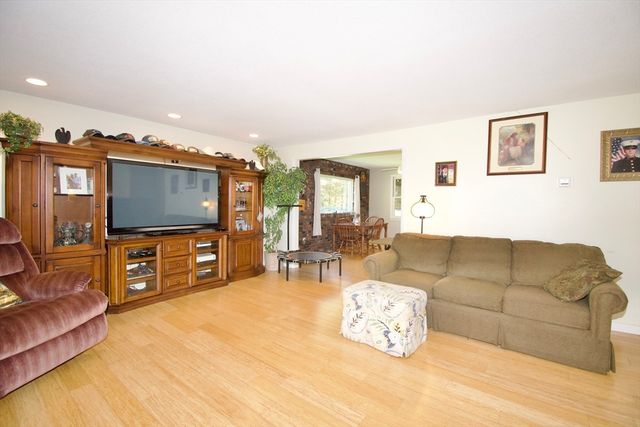 2 Barton St, Granby, MA 01033