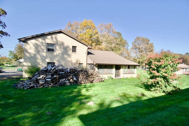 2 Barton St, Granby, MA 01033