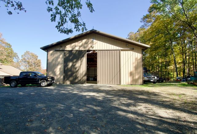 2 Barton St, Granby, MA 01033