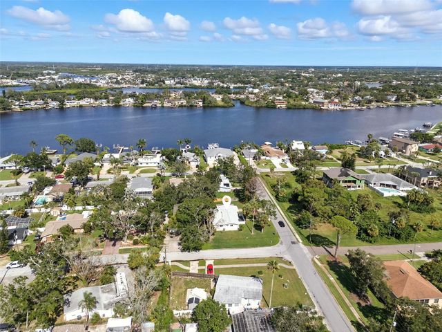 695 SUNSET DR, Tarpon Springs, FL 34689