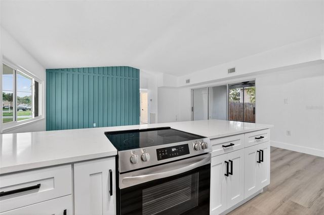 695 SUNSET DR, Tarpon Springs, FL 34689