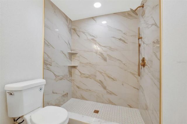 695 SUNSET DR, Tarpon Springs, FL 34689