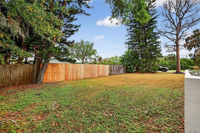 695 SUNSET DR, Tarpon Springs, FL 34689